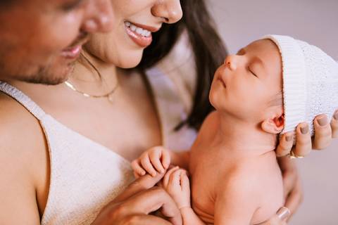 fotografia lifestyle pais observando bebê'