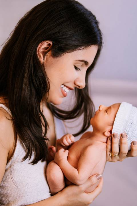foto lifestyle mãe e filho recém nascido'