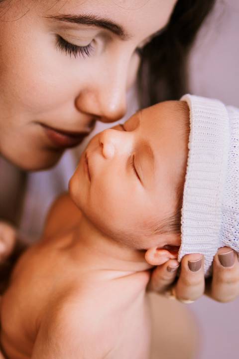 fotografia do toque entre mãe e filho'