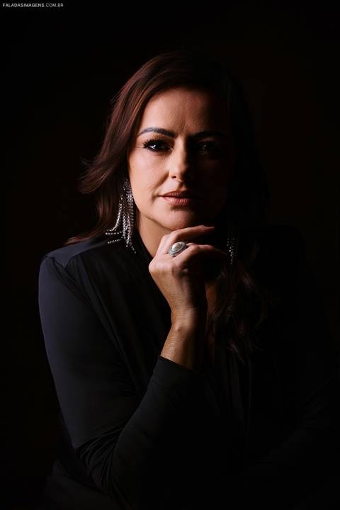 fotografia feminina com acessorios '