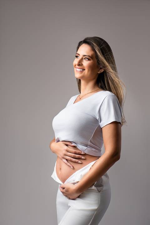 Detalhe da barriga em ensaio de gestante no estúdio'