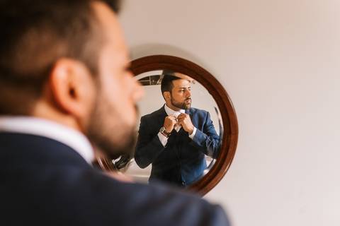 fotografia making of noivo no espelho'