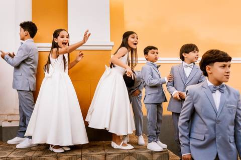 reação das crianças na casamento'