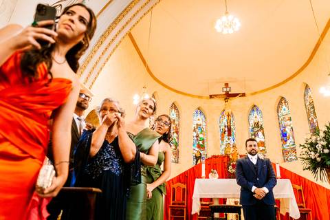 noivo esperando no altar'