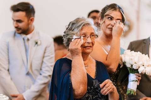 mãe e avó chorando na cerimonia'