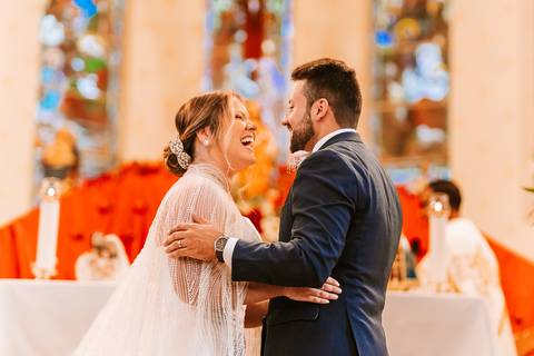 noivos sorrindo na cerimonia'