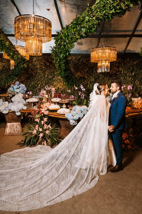 retrato noivos na mesa do bolo'