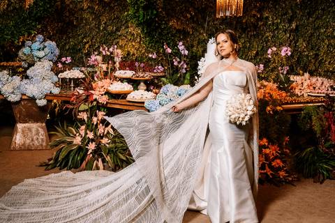 fotografia noiva na mesa do bolo'