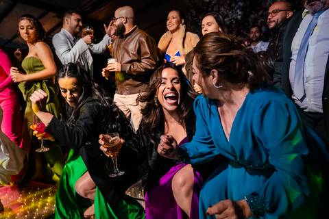 amigas na festa de casamento'