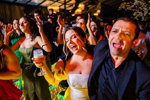 noiva aproveitando festa'