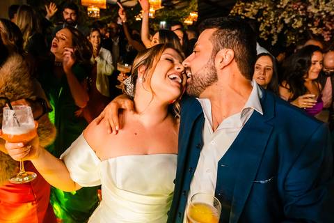 noivos cantando juntos'