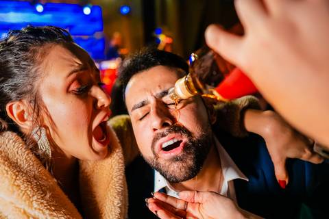 noivo com bebida na festa'