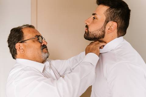 noivo se arrumando com o pai'