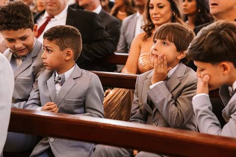 crianças na cerimonia de casamento'