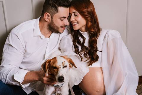 Retrato afetivo de Carol e Marcus com a Amora durante o ensaio de gestante no estúdio em João Monlevade.'