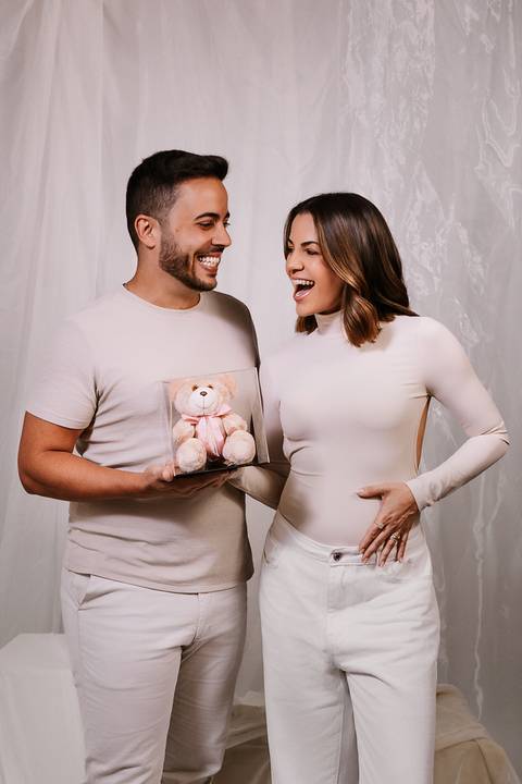 etrato simbólico de Sarah e Mateus anunciando que esperam uma menina'