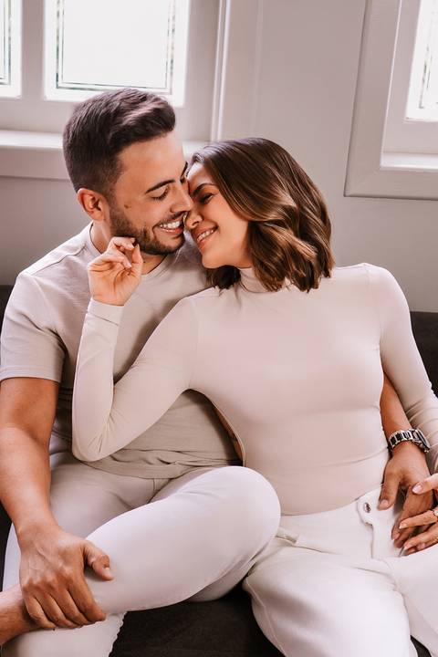 Retrato íntimo de Sarah e Mateus celebrando a revelação da Luna com leveza e cumplicidade.'