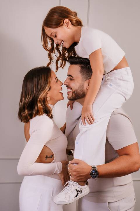 Momento espontâneo de brincadeira entre a família durante o ensaio do chá revelação.'