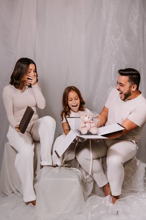 Cena divertida da revelação do nome da Luna com a família participando do momento.'