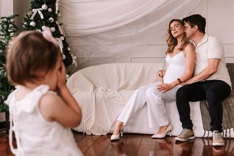 Menina tampando os olhos da mãe em um gesto divertido'