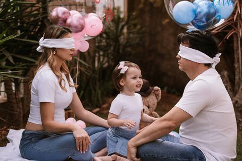 Pais vendados tocando as mãos da filha antes da revelação'