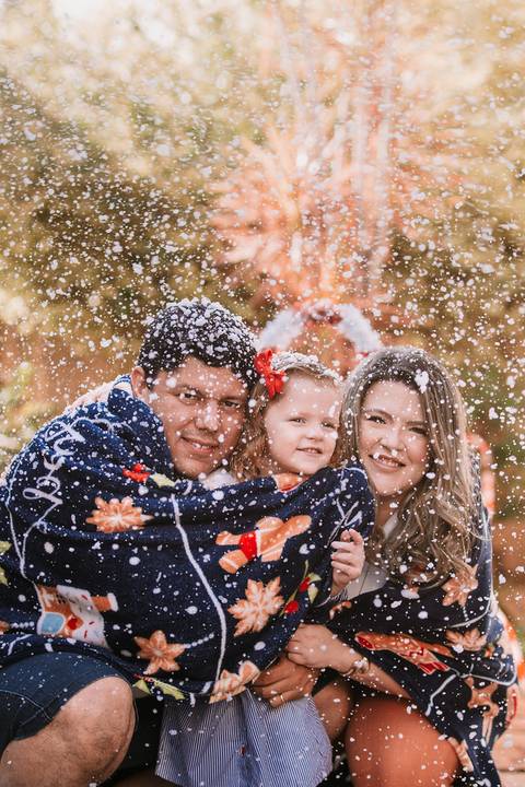 Família reunida sob neve, em clima festivo'