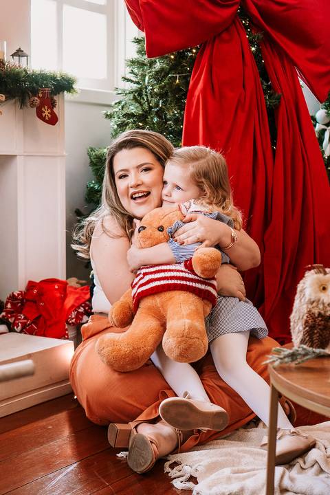 Mãe segurando o bebê com expressão amorosa'