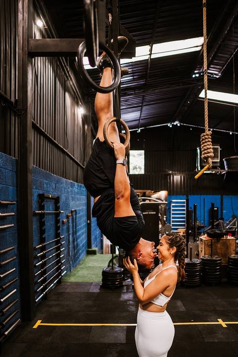 Casal se beijando no crossfit durante ensaio pré casamento em Belo Horizonte'
