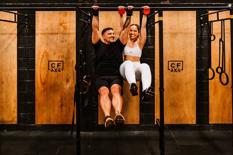 Casal treinando junto no crossfit durante ensaio pré casamento espontâneo'
