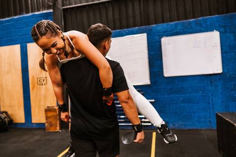 Brincadeiras de casal durante treino no ensaio pré casamento no crossfit'