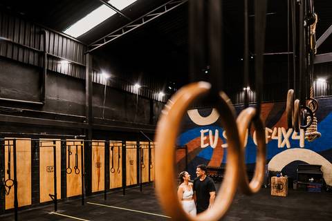 Espaço de crossfit em Belo Horizonte como cenário do ensaio pré wedding'