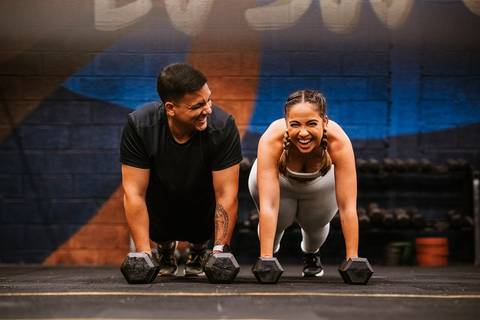 Casal em momento divertido durante Crossfit  no ensaio pré wedding'