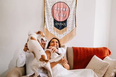 Casal com pet em casa durante ensaio pré casamento lifestyle'