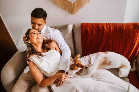 Casal em momento íntimo com pet no ensaio pré wedding em casa'