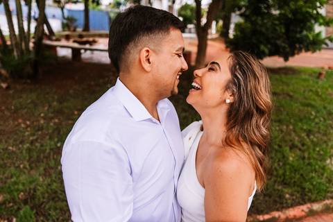 Casal em momento romântico em área externa em Belo Horizonte'