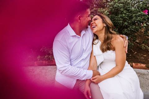 Casal em momento leve e espontâneo durante ensaio pré casamento'