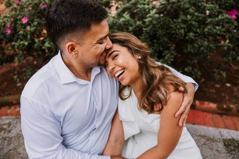 Casal em conexão natural em ambiente externo no ensaio pré wedding'
