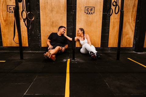 Casal rindo em Crossfit no ensaio pré wedding em Belo Horizonte'