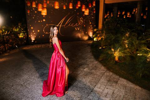 Entrada da debutante no Espaço Treville na Pampulha'