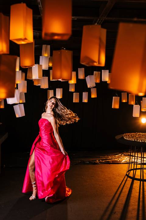 Retrato da debutante com decoração de velas na festa em Belo Horizonte'