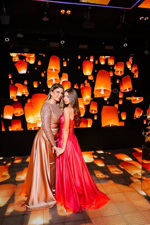 Fotografia de Debutante com a mãe na festa'