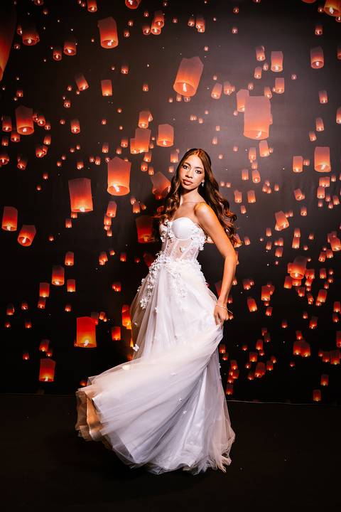 Troca de vestido da debutante durante a celebração'