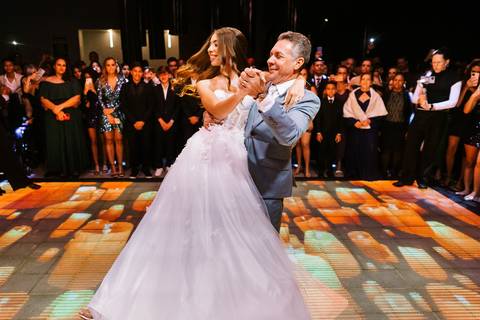 Pai e filha na pista durante festa de debutante'