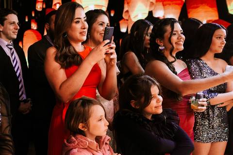 Família reunida assistindo à cerimônia de debutante'