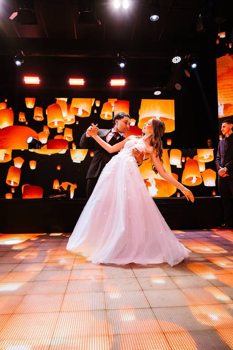 Dança da debutante com o amigona pista de dança'