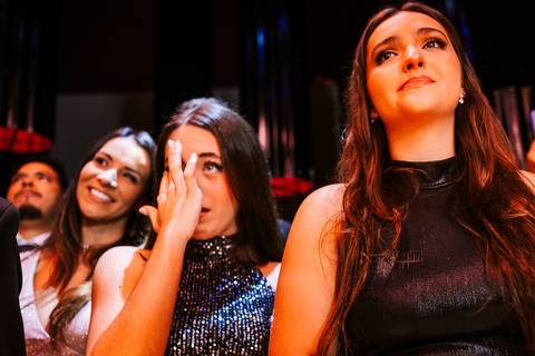 Reação dos convidados durante momento especial da festa XV'