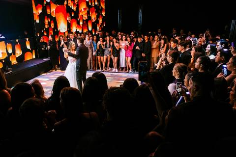 Dança da debutante na pista com convidados reunidos ao redor'