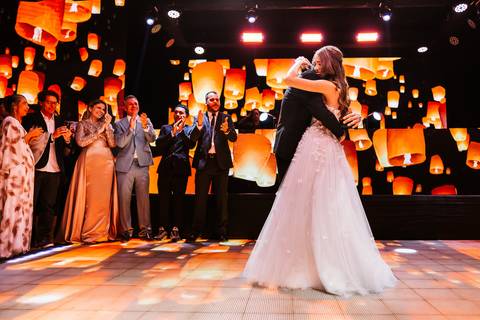 Abraço emocionante durante a festa de 15 anos com irmão'