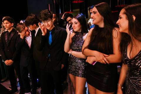 Amigos emocionados durante festa de debutando 15 anos'