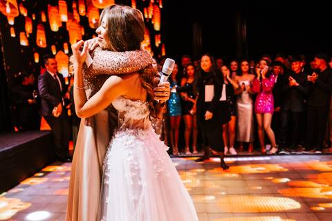 Momento de emoção entre mãe e filha na festa'